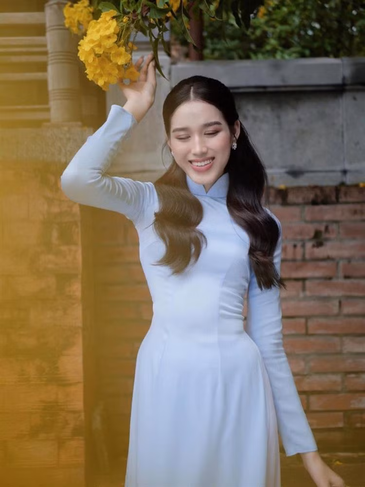 Mỹ nhân gen Z khoe triệt để hình thể trong tà áo truyền thống đẹp mắt, chiếc eo nhỏ nhắn của cô trở thành tâm điểm chú ý của bao người.