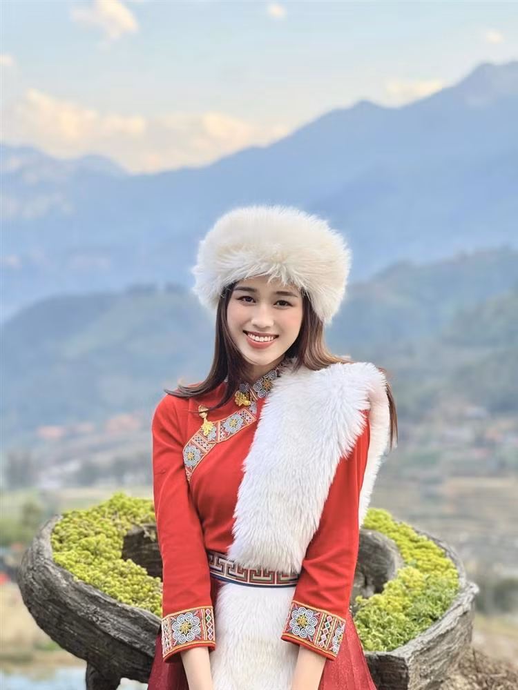 Nhan sắc bừng sáng của nàng Hậu gốc Thanh Hóa trong trang phục vùng cao.