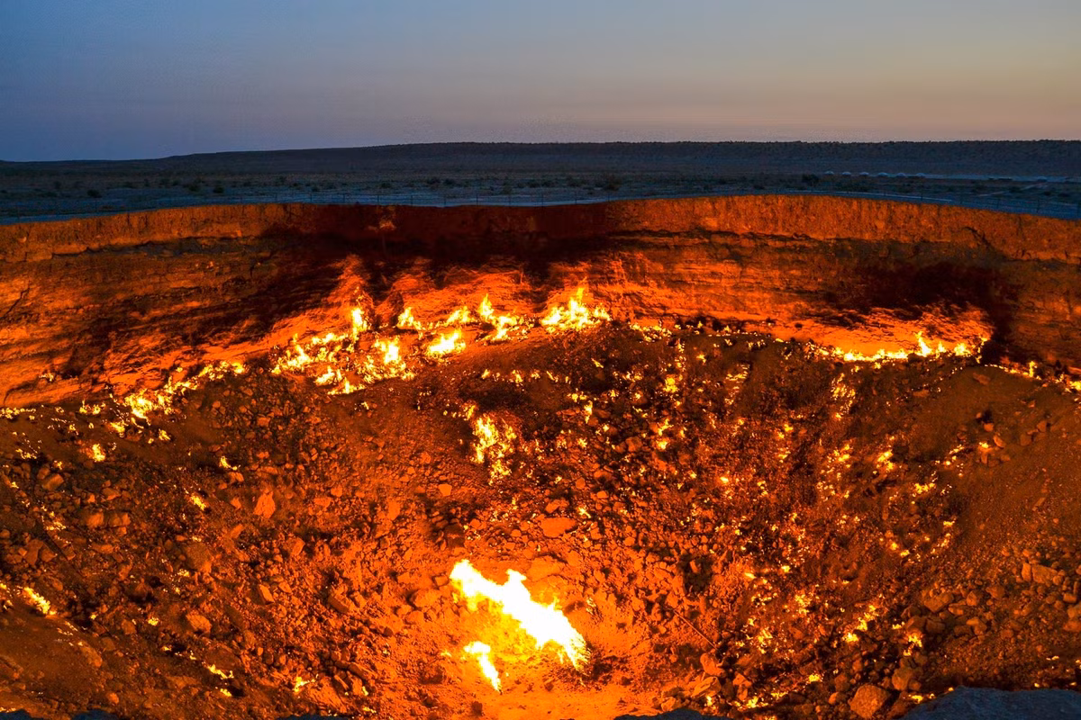 "Cổng địa ngục" (Turkmenistan): Miệng hố có tên Derweze hoặc Darvaza, thường được dân địa phương gọi là “Cổng địa ngục" nằm trong sa mạc Karakum. "Cổng địa ngục" này là hố ga tự nhiên có đường kính hơn 70 m. Từ khi được các nhà địa chất đốt để ngăn khí methane thoát ra vào năm 1971, nơi này vẫn cháy đến tận bây giờ và là điểm tham quan nổi tiếng. Vào ban đêm, khung cảnh lửa cháy trong miệng hố khổng lồ giữa sa mạc khiến nhiều người liên tưởng đây là cửa dẫn xuống địa ngục. Ảnh: Traveling with a View.