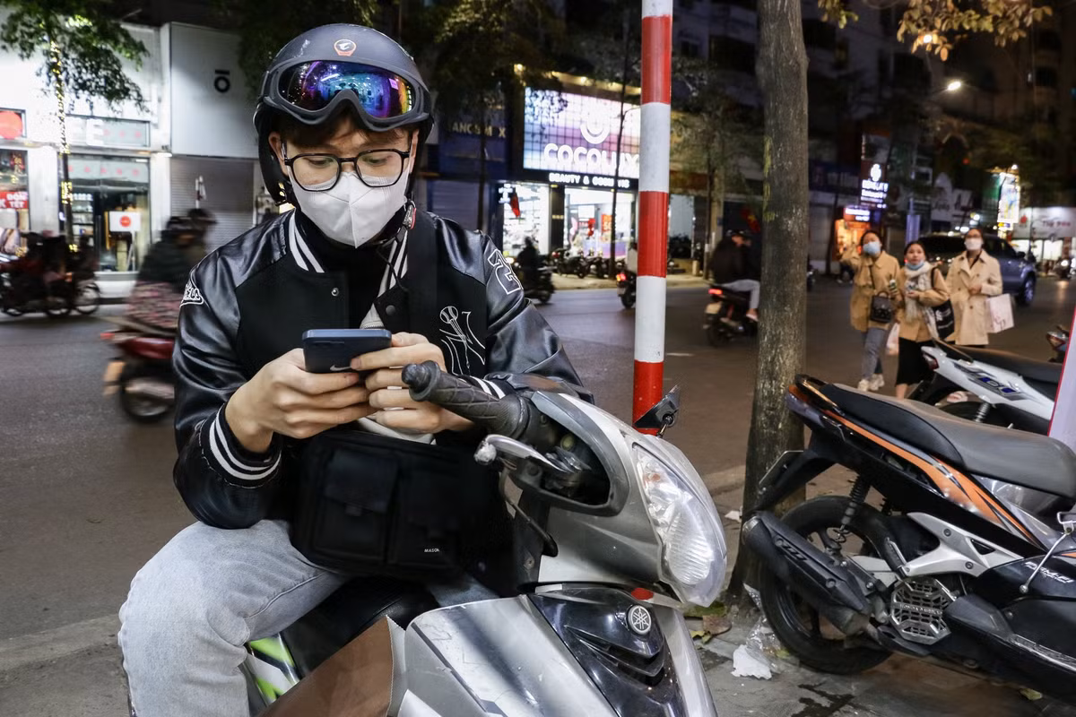 Thuận (22 tuổi) đang chờ đợi em gái mua sắm ở bên trong cửa hàng. Trước đó, anh vừa mua được 2 chiếc áo ưng ý nhờ sự tư vấn của người bạn đồng hành. "Tôi thấy quần áo nữ từa tựa kiểu dáng, không dám đưa ra lời khuyên thời trang cho em mình", anh chia sẻ.