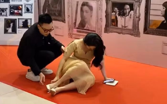 Diễn viên Trúc Anh cũng từng ngã ngay trên thảm đỏ.