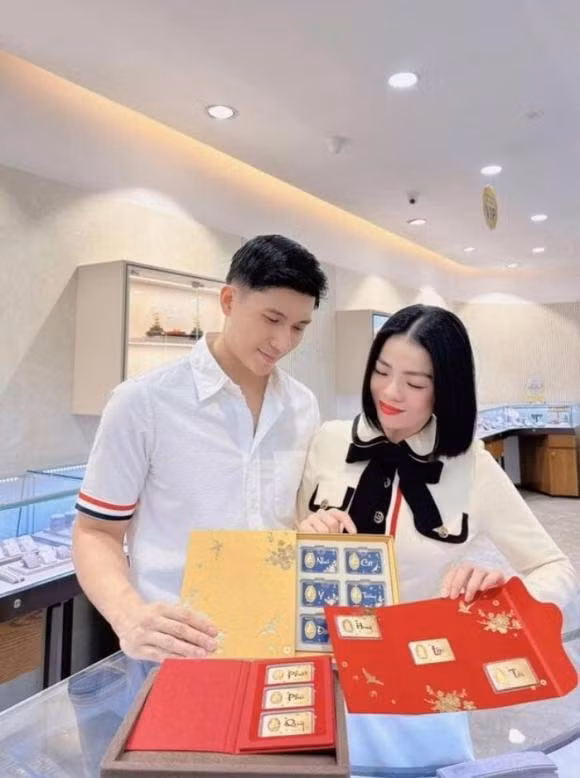 Anh còn tặng vàng cho mẹ của Lệ Quyên.