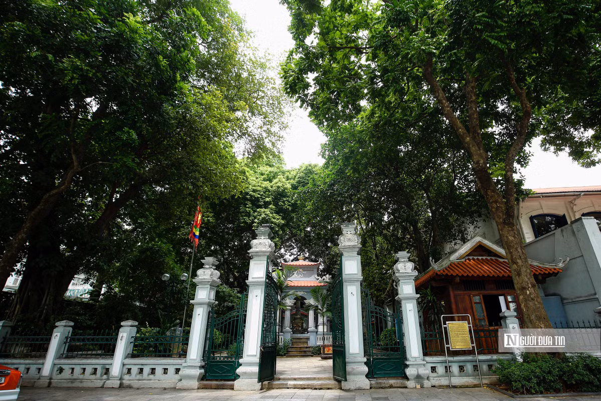 Cách đó không xa là tượng đài vua Lê Thái Tổ nằm trong một quần thể kiến trúc nhiều hạng mục, ở số 16 phố Lê Thái Tổ.