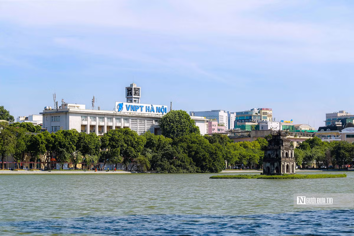 Gắn liền với quận Hoàn Kiếm là hồ Gươm (hay còn gọi là hồ Hoàn Kiếm), một trong những địa danh du lịch thu hút du khách trong và ngoài nước. Tên gọi Hoàn Kiếm xuất hiện vào đầu thế kỷ 15, gắn với truyền thuyết vua Lê Lợi trả gươm báu cho rùa thần. Tên hồ đã được lấy để đặt cho quận này.