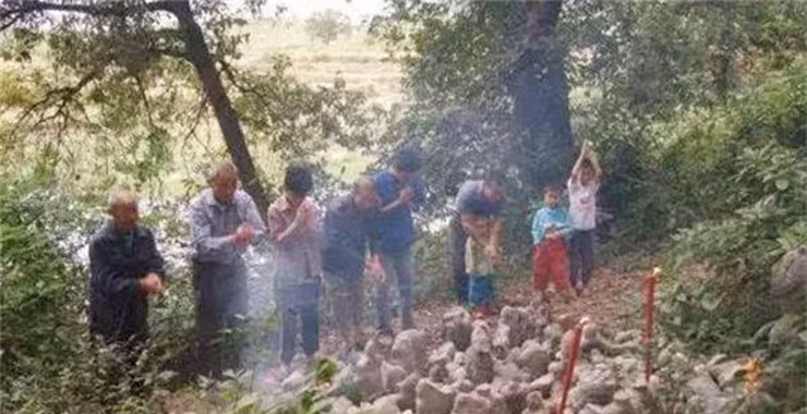 Hàng ngàn bức tượng xuất hiện trên núi, được xem là “người lính cõi âm” Hang ngan buc tuong xuat hien tren nui, duoc xem la “nguoi linh coi am”