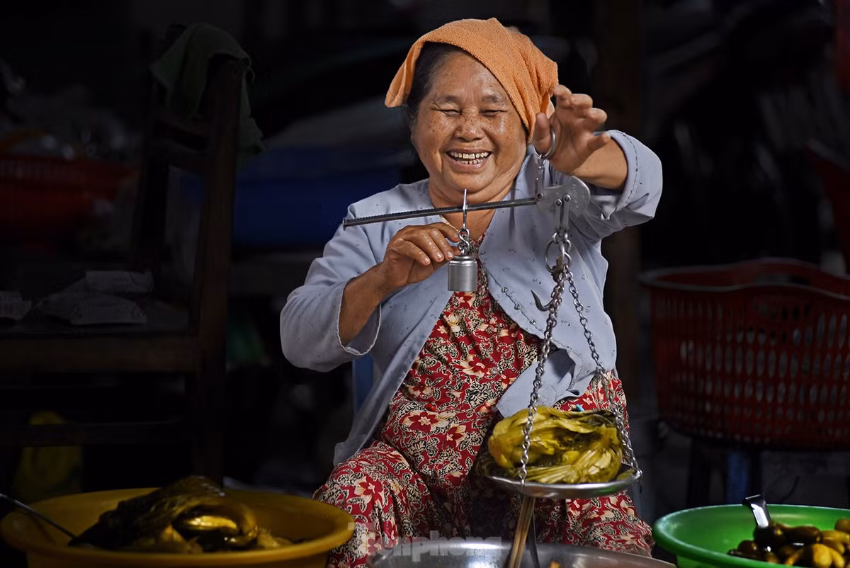 Tiểu thương buôn bán ở chợ là người dân địa phương hoặc sinh sống lân cận, họ đem bán những mặt hàng nông sản, tôm cá do mình trồng, đánh bắt được.