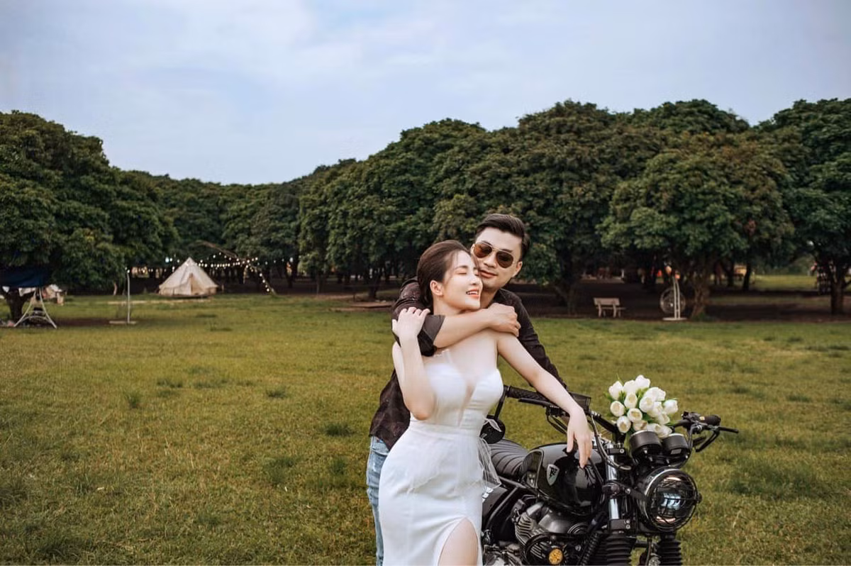 Trên trang cá nhân, Duy Hưng chia sẻ nhiều về những hình ảnh bên vợ con. Vợ chồng anh thực hiện những bộ ảnh tình cảm khiến nhiều người phải ghen tỵ. Bên cạnh đó, anh đăng tải nhiều về dự án phim mình tham gia, nhận được lời khen và quan tâm từ công chúng.