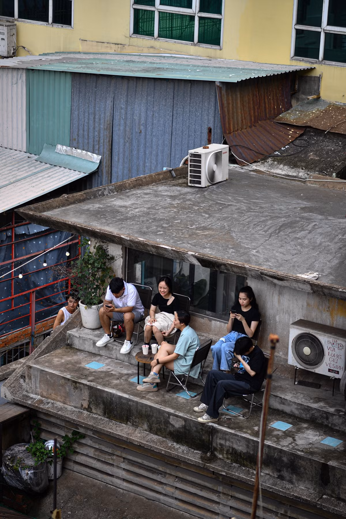 Hào cũng cho hay chỗ ngồi này có tầm view đẹp và là nơi lui tới của rất nhiều bạn trẻ. "Chiều chiều, mình có thể ra đây ngồi ngắm tòa nhà Bitexco nằm xen kẽ những công trình cổ kính của thành phố mà không nơi nào có", Hào nói.