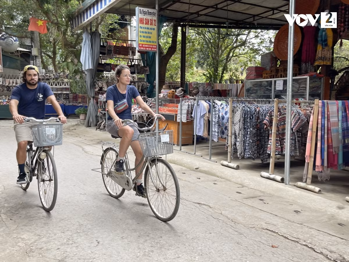 Ngoài việc thuê trang phục dân tộc để chụp ảnh check-in, du khách rất thích thuê xe đạp tự đi thăm thú các xóm trong bản hoặc các bản lân cận
