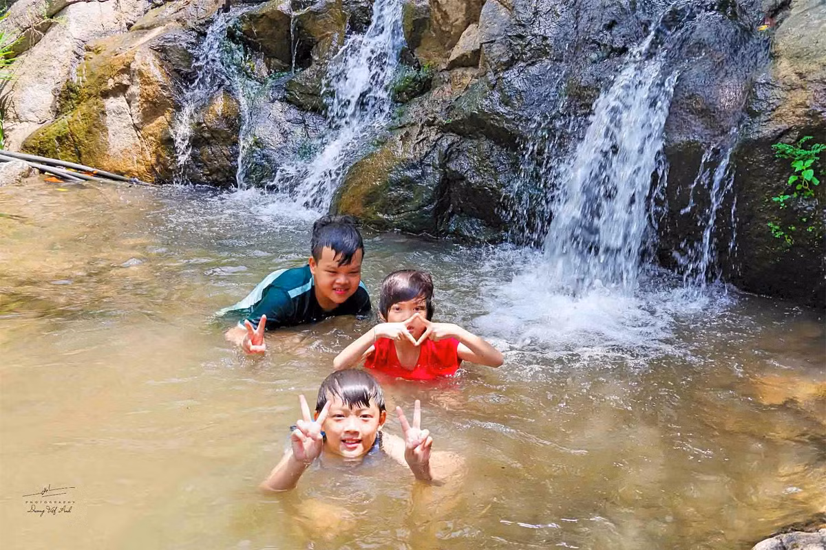 Khi đến đây, du khách có thể tận hưởng cảm giác ngâm mình trong dòng nước mát lạnh. Ảnh: Dương Việt Anh