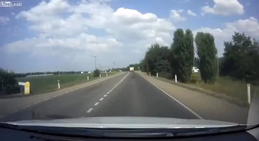 Video: Vuot au toc do cao, o to con tong truc dien xe bon