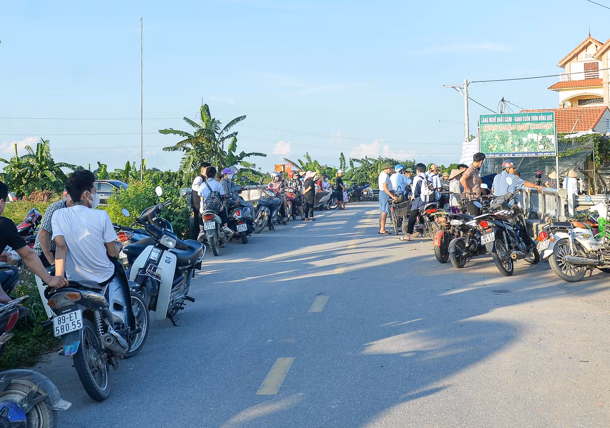 Ngày 20/9, Công an TP Hà Nội đang phối hợp Công an tỉnh Hưng Yên điều tra nguyên nhân tử vong của một bé gái 21 tháng tuổi (ở huyện Gia Lâm, Hà Nội), tổ chức truy bắt nghi phạm gây án là một nữ giới. Theo thông tin ban đầu, nạn nhân bị bắt cóc tại một khu đô thị cao cấp ở xã Đa Tốn, huyện Gia Lâm, Hà Nội. Sau đó, nghi phạm đưa nạn nhân rời khu vực trên, vứt thi thể tại xã Mễ Sở, huyện Văn Giang, tỉnh Hưng Yên, rồi bỏ trốn.