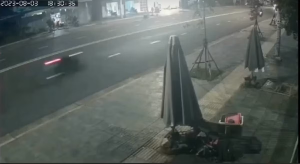 Video: 2 ô tô đấu đầu trực diện khiến 1 người tử vong Video: 2 o to dau dau truc dien khien 1 nguoi tu vong