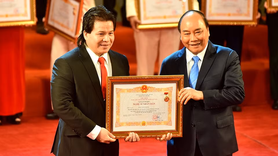 "Ông vua xiếc Việt" kể chuyện ăn ngủ cùng trăn khổng lồ ảnh 3