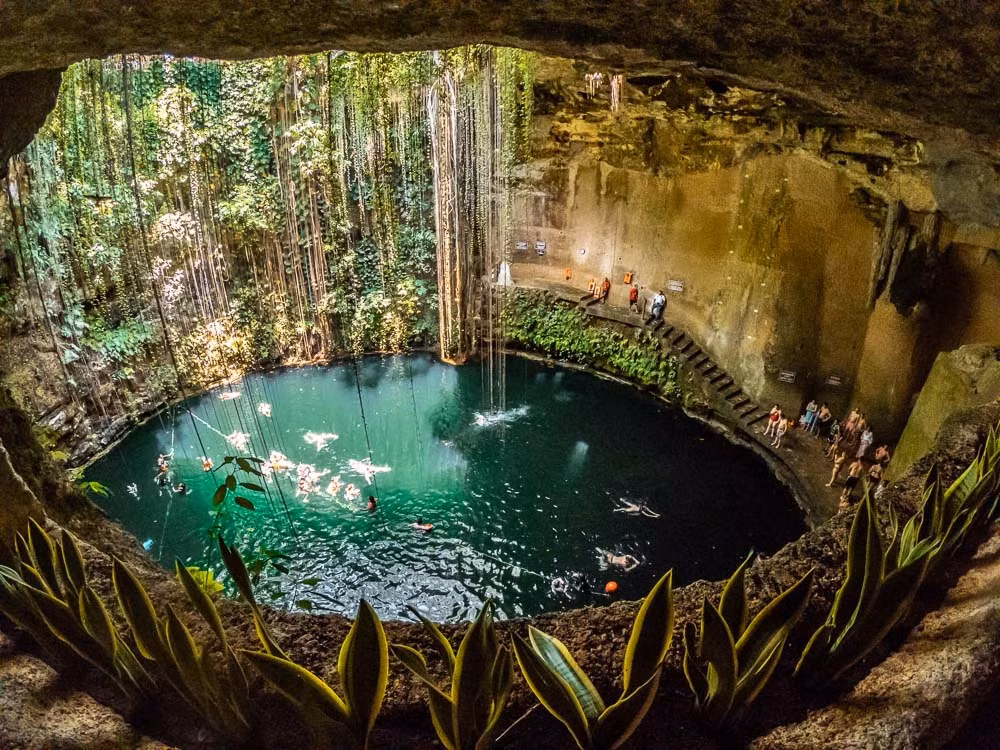 Hồ Ik-Kil (Mexico) được coi là nơi ở của những ngọn gió trên bán đảo Yucatan. Để tận hưởng làn nước trong vắt của hồ bơi tự nhiên này, du khách phải leo 26 m xuống một cầu thang dài. Hồ nước Ik-Kil từng là một địa điểm linh thiêng của người Maya, nơi con người được hiến tế cho thần mưa. Ảnh: Chichen Itza.