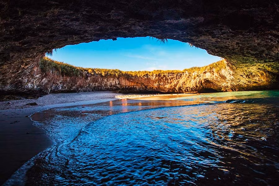 Hidden Beach (Mexico) là một bãi biển ẩn mình bên trong miệng núi lửa. Biển thuộc vịnh Banderas, quần đảo Marieta. Du khách chỉ có thể tiếp cận biển khi thủy triều xuống. Cùng hệ động thực vật phong phú, bãi tắm đang trở thành điểm đến nổi tiếng ở Mexico. Ảnh: Riviera.