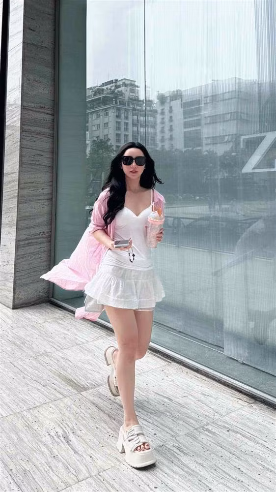 Cả set đồ mong manh theo tông màu trắng tạo nên sự nhẹ nhàng cho người mặc.