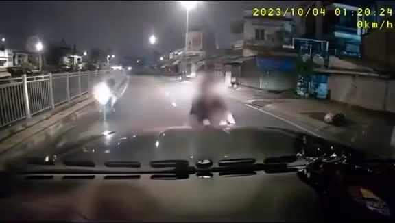 Video: Dang di duong, nguoi phu nu lao thang vao dau o to