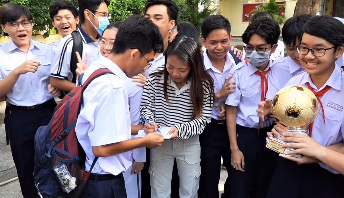 Huỳnh Như xúc động khi vừa bước vào sân trường, các học sinh đã nhận ra ngay và liên tục reo hò, vây quanh xin chữ ký, chụp ảnh. Các bạn học sinh lớp 7 vây quanh Huỳnh Như xin chữ ký và chụp ảnh lưu niệm.