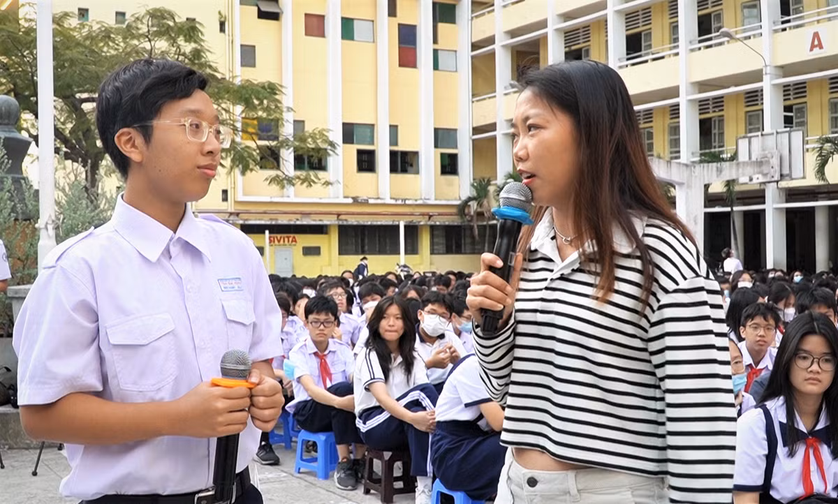 Tại buổi giao lưu, một nam sinh đặt câu hỏi với Huỳnh Như: “Trong đá bóng sẽ có trận thắng và thua, điều này là tất yếu. Vậy sau những trận thua, động lực nào giúp chị vượt qua”?. “Trong bóng đá tất nhiên sẽ có thắng, có thua. Chị luôn quan niệm “thắng không kiêu, bại không nản”. Do đó, sau mỗi trận thua chị luôn động viên bản thân rằng “Thất bại là mẹ thành công” và chị luôn tin rằng sau thất bại ấy thành công sẽ đến với chị” - Huỳnh Như trả lời.