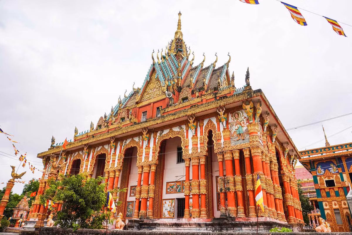 Kham pha 4 ngoi chua ruc ro tai Soc Trang va Bac Lieu-Hinh-10