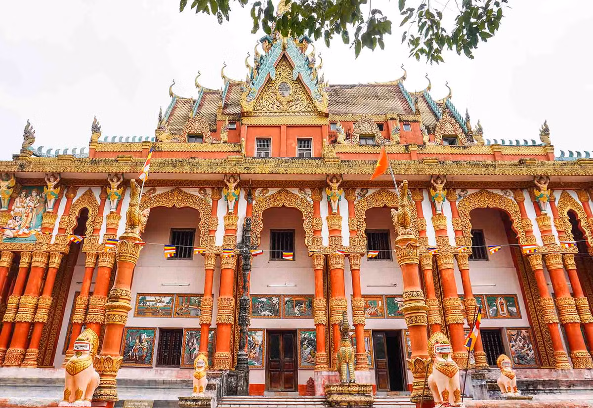 Kham pha 4 ngoi chua ruc ro tai Soc Trang va Bac Lieu-Hinh-12