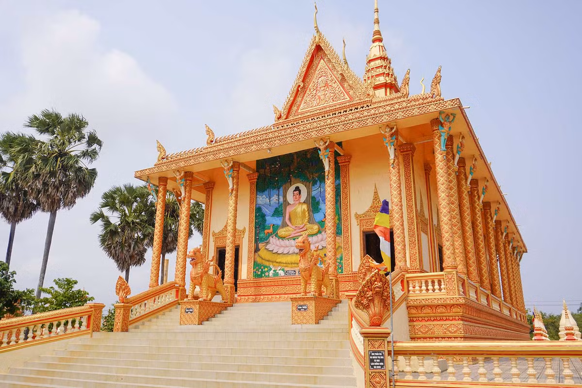 Kham pha 4 ngoi chua ruc ro tai Soc Trang va Bac Lieu-Hinh-5