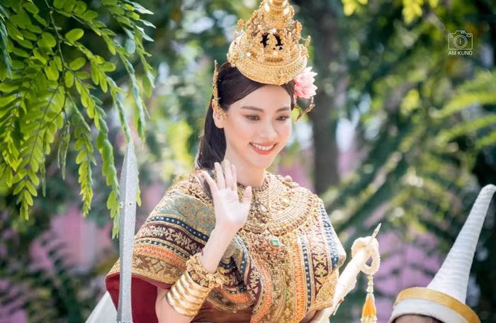  Baifern Pimchanok được biết đến là một người mẫu và diễn viên. Cô nổi tiếng qua vai diễn 'Nam' khi đóng cặp với nam diễn viên Mario Maurer trong bộ phim First Love. Cô công khai chuyện hẹn hò với Nine Naphat vào đầu năm 2023, được biết bạn trai kém nữ diễn viên 4 tuổi. Hiện tại, cả hai trở thành một trong những cặp đôi được yêu thích nhất nhì làng giải trí Tbiz.