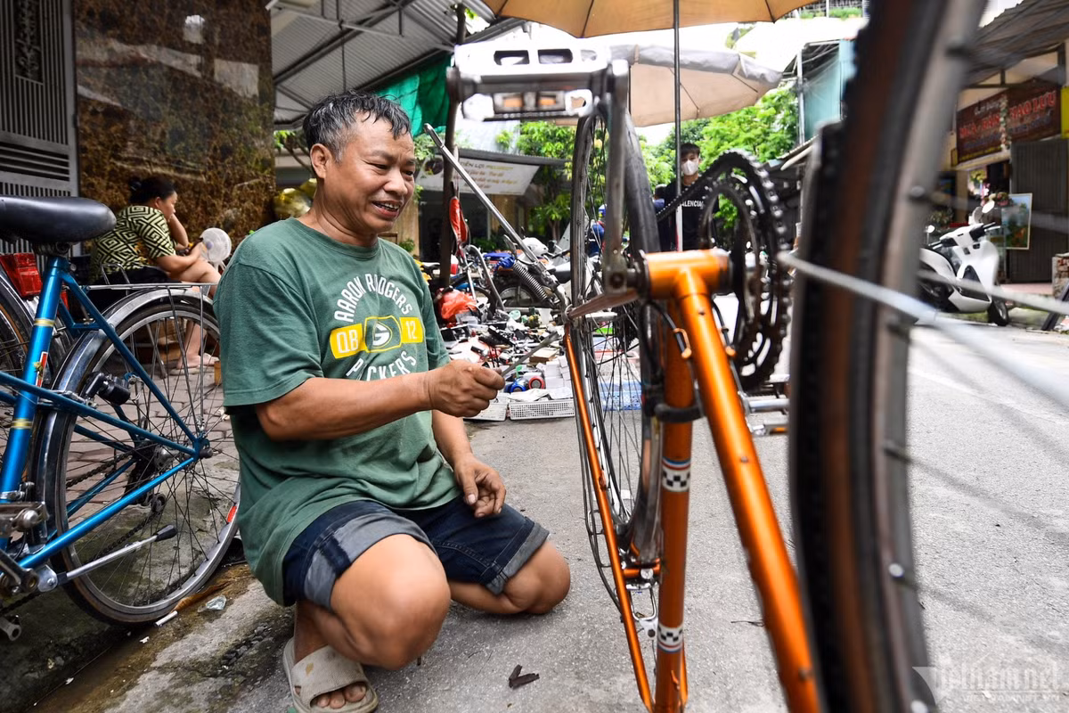 Theo ông Trịnh Bá Dũng (tiểu thương), các mặt hàng như xe đạp, quạt điện đều được nhập từ bãi rác bên Campuchia. "Chúng tôi mua về còn phải sơn sửa lại. Nhiều xe đạp chỉ còn cái khung, mình mua thêm một số phụ kiện khác gắn vào để thành một chiếc xe hoàn chỉnh. Còn các loại khác là hàng trôi nổi được lấy từ nhiều nơi khác nhau", ông Dũng tiết lộ.