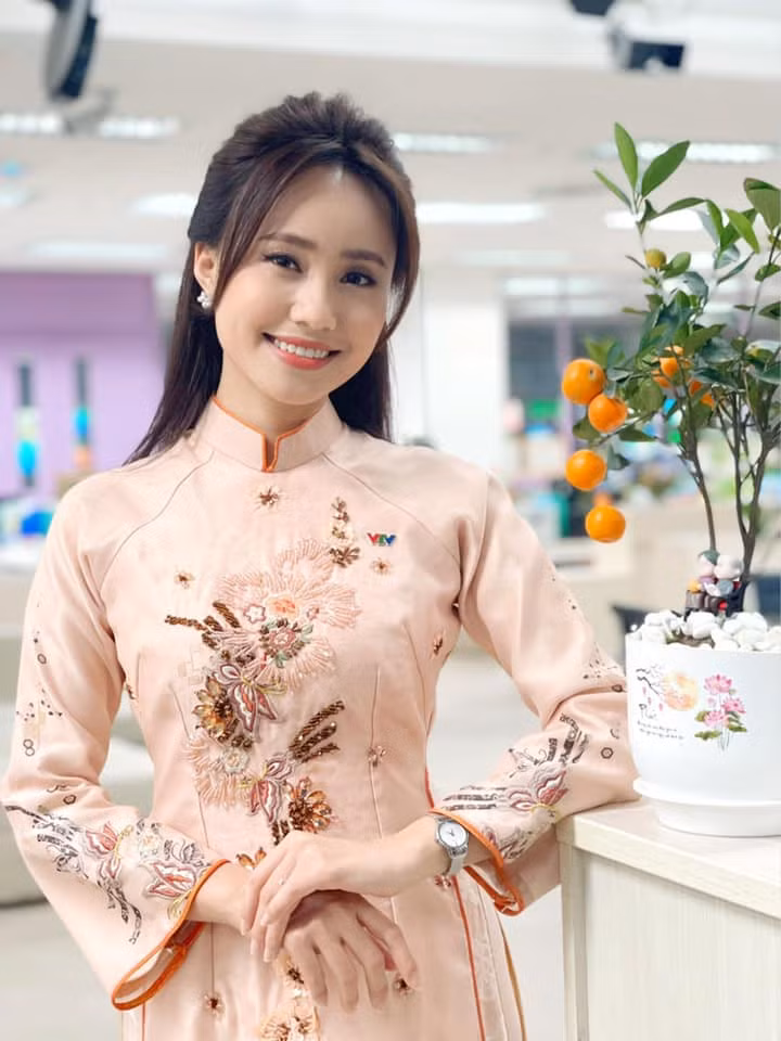 MC thoi tiet Xuan Anh tro lai song VTV sau 1 nam o an-Hinh-2
