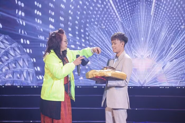 Giong Ho Van Cuong, Nam Em duoc khan gia tang tien