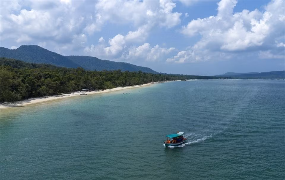 Bãi biển hoang sơ thu hút du khách ở Phú Quốc ảnh 1