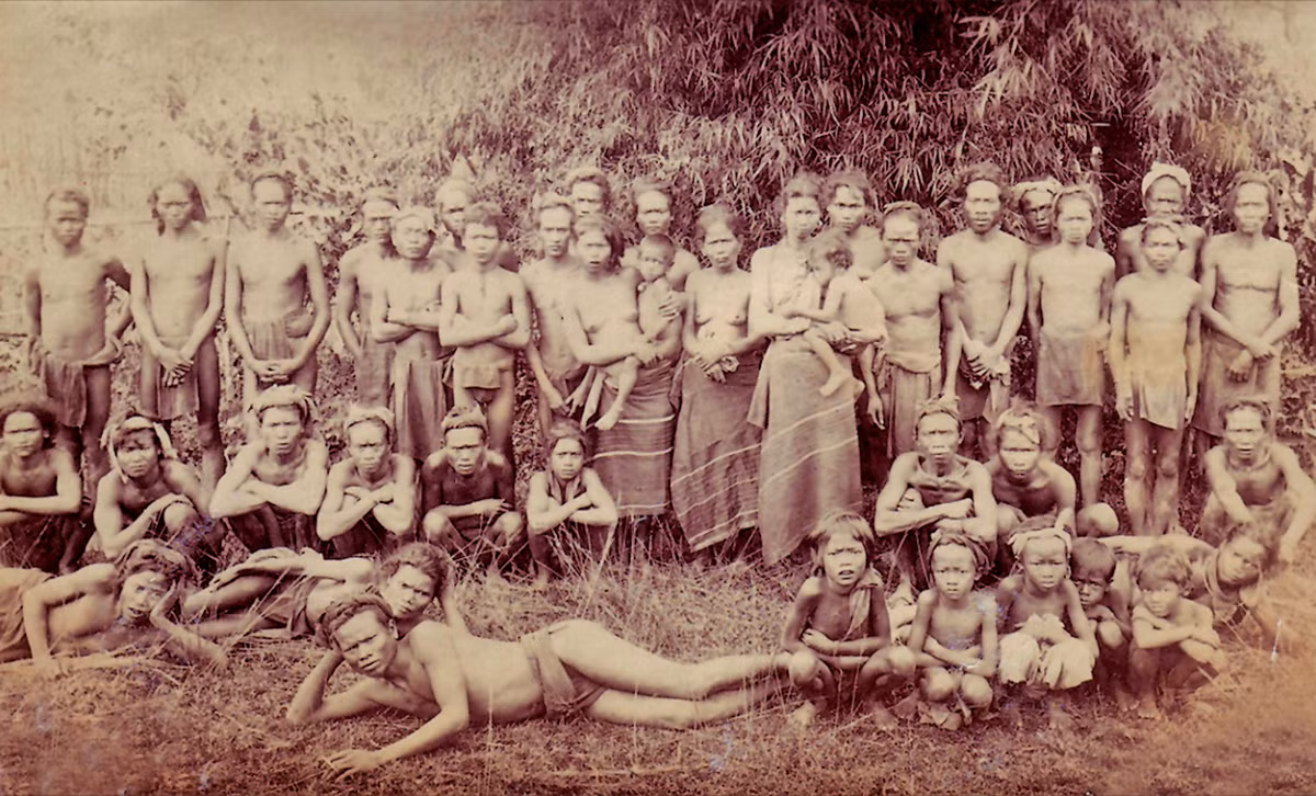 Gsell mất khi vẫn còn trẻ, lúc 41 tuổi, ở Sài Gòn vào ngày 16/10/1879. Sau khi ông mất, các tư liệu ảnh ông để lại được ông O.Wegener dùng, và sau đó là ông Vidal kế thừa. Bức Natives indochinois, hình trên giấy albumen, do Émile Gsell thực hiện năm 1870. Đây là một trong những bức hình cổ xưa nhất về người dân tộc. Đây có lẽ là hình người Stiêng hay Mạ sống chung quanh Sài Gòn hay ở Lâm Đồng (Tây Nguyên).
