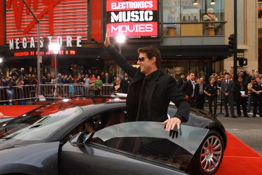 Ngoài mua nhà, Tom Cruise có thói quen mua siêu xe. Năm 2020, trong cuộc phỏng vấn của GQ, Cruise cho biết một số mẫu xe hơi đắt tiền anh đang sở hữu là Chevrolet Corvette C1 1958, Chevrolet Chevelle SS 1970 và Saleen Mustang S281 2010. Anh cũng sở hữu Bugatti Veyron đời 2005, có trực thăng riêng, tự lái khi đi quay phim.