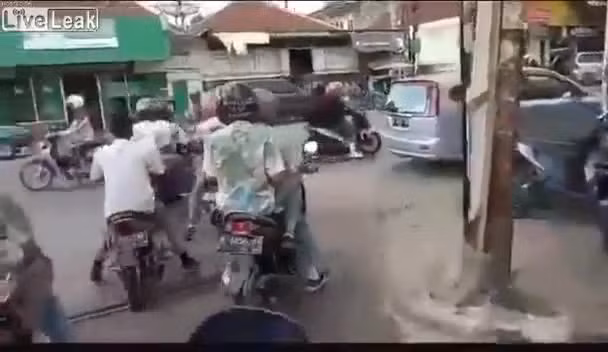 Video: Sang duong bat can, nguoi dan ong lao thang vao dau xe tai
