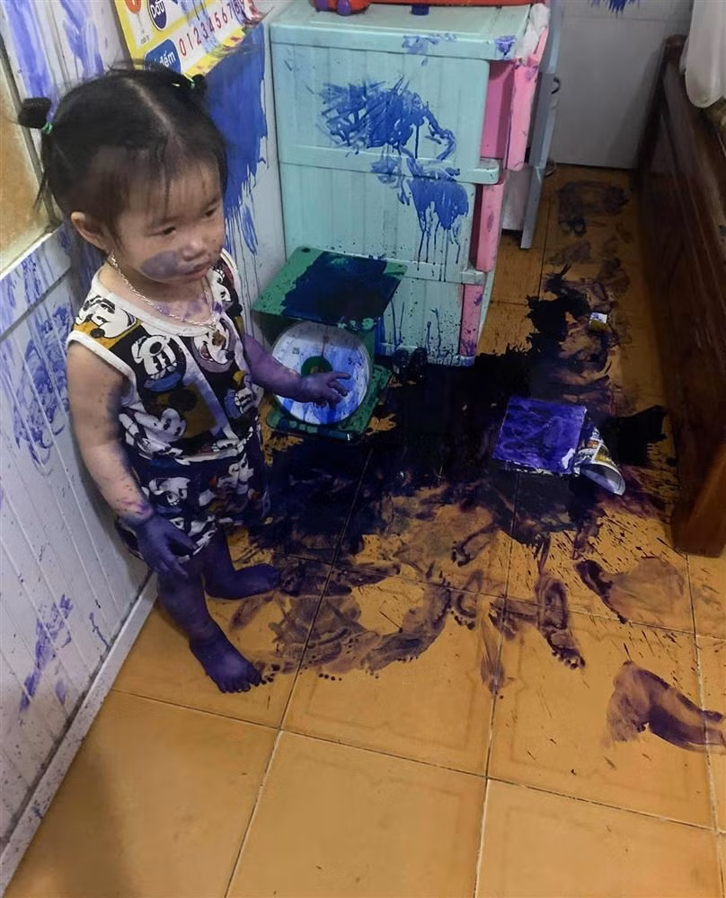 Quý tử nhà Đỗ Duy Mạnh mang son hiệu của mẹ làm đồ chơi - Hình 8 Quy tu nha Do Duy Manh mang son hieu cua me lam do choi-Hinh-8