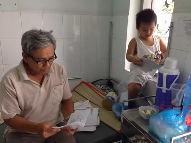 Bây giờ Thiên Bảo đã khỏe mạnh, vui chơi lạc quan và người thân vẫn cố giấu em về cái chết của ba, mẹ...