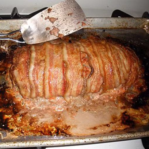 Bánh mỳ kẹp thịt xông khói. Tinh bột trong bánh mỳ khi vào cơ thể sẽ dẫn đến hấp thụ insulin. Insulin tác động lên các tế bào mỡ lấy chất béo từ trong máu, điều này khiến bạn béo hơn.