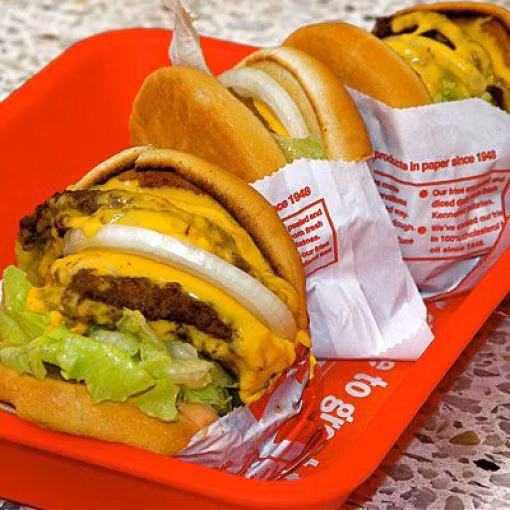 Bánh hamburger kẹp pho mát cũng là đồ ăn nhanh rất giàu năng lượng và acid béo xấu rất nguy hại cho trẻ em. Nguyên nhân là vì quy trình chế biến đồ ăn nhanh luôn thực hiện ở nhiệt độ cao khiến dầu chiên bị hydro hóa, sản sinh ra một loại acid béo xấu, có hại cho cơ thể.