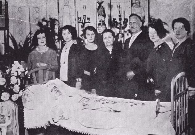 Marie Rose Ferron 1902-1936 sinh ra và lớn lên ở Bắc Mỹ và được phong là thánh nữ từ năm 6 tuổi. Từ tuổi 22 cho đến khi qua đời, cô chỉ sống bằng chế độ ăn lỏng hoặc không ăn gì cả. Năm 26 tuổi, dấu thánh bắt đấu xuất hiện trên người, bao gồm cả ở lòng bàn tay, chân, ngực, trán, vai...các vết thương xuất hiện vào thứ Sáu hàng tuần trước sự xuất hiện của nhiều nhân chứng và biến mất vào thứ Bảy.