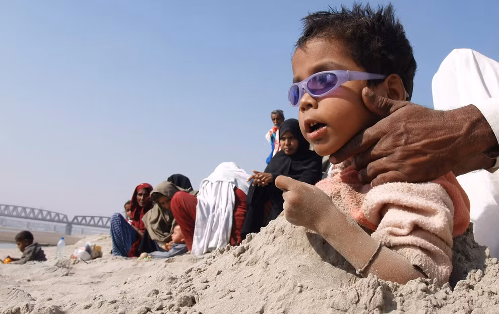 Người Pakistan tin rằng, chôn những đứa trẻ khuyết tật dưới cát trong lúc nhật thực sẽ giúp chữa lành bệnh cho chúng.
