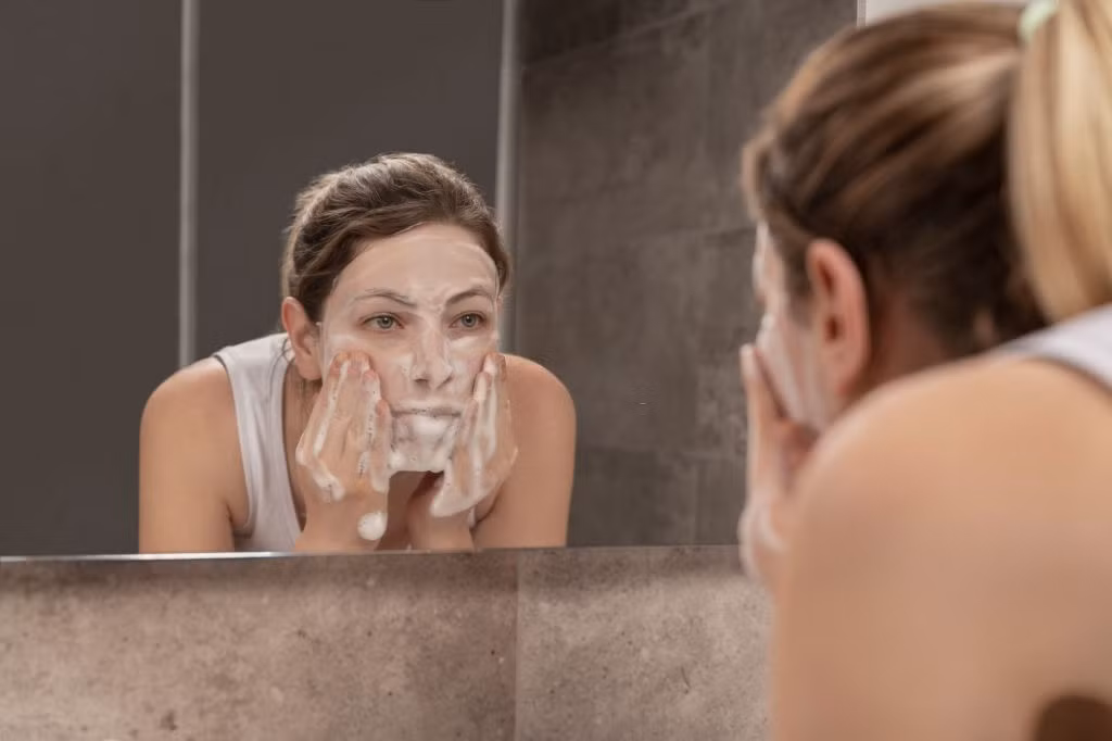  Xoa không đều: Khi rửa mặt, nhiều người cũng thường bỏ qua những vị trí nhỏ như mũi, cằm, cổ và sau tai. Thực tế, mũi và cằm là những nơi hay xuất hiện dầu, dễ có mụn nhất. Trong khi đó, cổ lại là vị trí dễ cho thấy dấu hiệu lão hóa, quan trọng không kém da mặt. Bởi vậy, bạn có thể đầu tư máy rửa mặt để cân bằng thời gian xoa đều ở các vùng hơn. Ảnh: Sefa ozel.