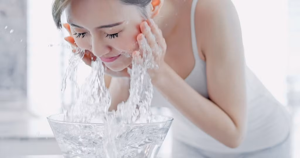 Bạn chỉ nên sử dụng sản phẩm làm sạch một lần vào buổi tối và rửa sạch bằng nước vào buổi sáng. Nhiệt độ nước rửa mặt nên thấp hơn nhiệt độ cơ thể, 30-34 độ C là thích hợp nhất để không làm lỗ chân lông nở to quá. Ảnh: RyanKing999.