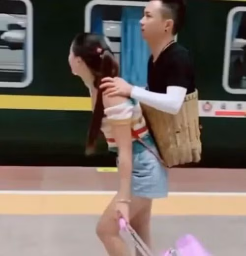 Chuyện tình vợ cụt tay lấy chồng nửa thân: Từ ngôn tình cổ tích đến tan sự rã vì kẻ bội tình Chuyen tinh vo cut tay lay chong nua than: Tu ngon tinh co tich den tan su ra vi ke boi tinh