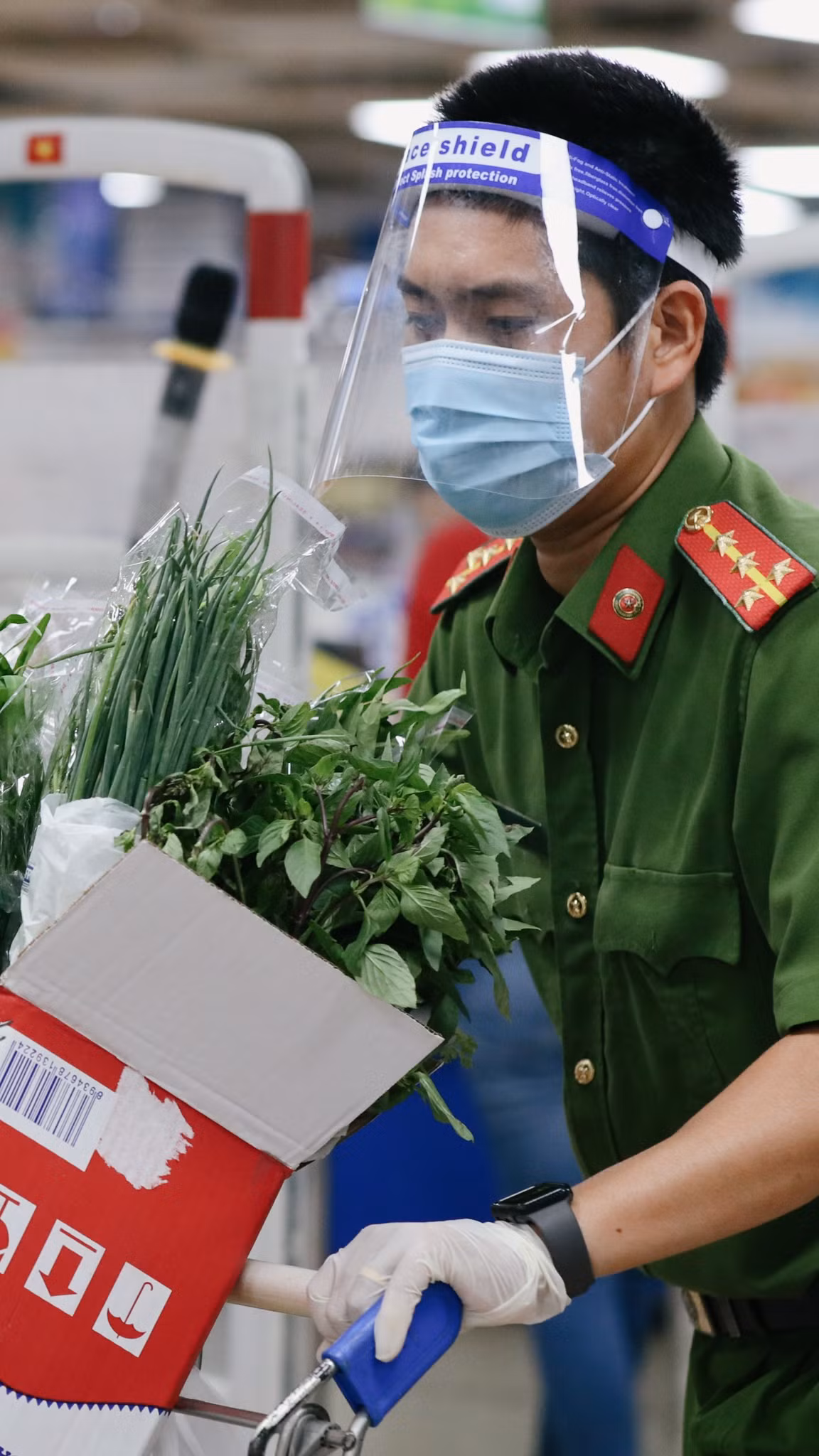 Ở siêu thị tôi cũng gặp nhiều cán bộ chiến sĩ ở phường khác đang đi chợ hộ người dân. Tôi luôn cúi chào và nhận được động viên từ các chiến sĩ.