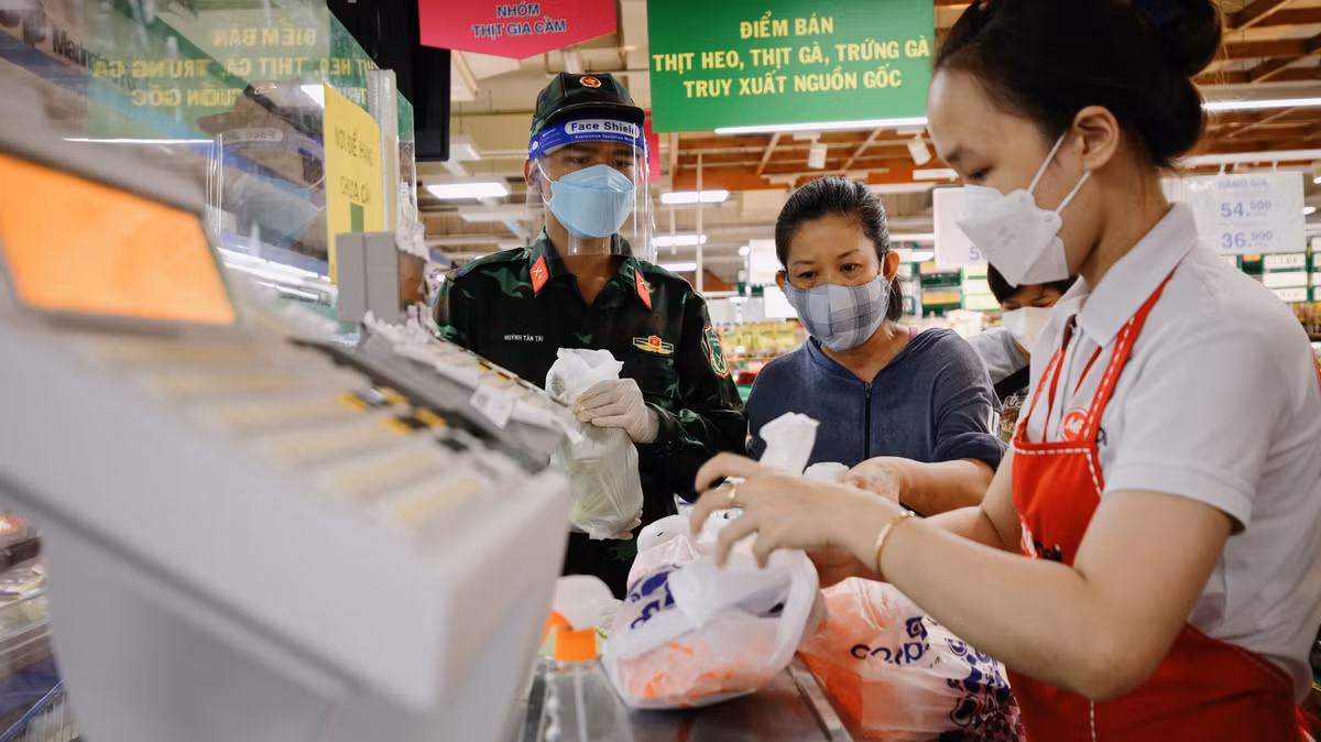 Vốn đảm nhận việc nấu ăn trong quân ngũ, tôi khá tự tin khi chọn thực phẩm. Lẩu gà lá giang, trứng chiên là những món tôi tâm đắc nhất.
