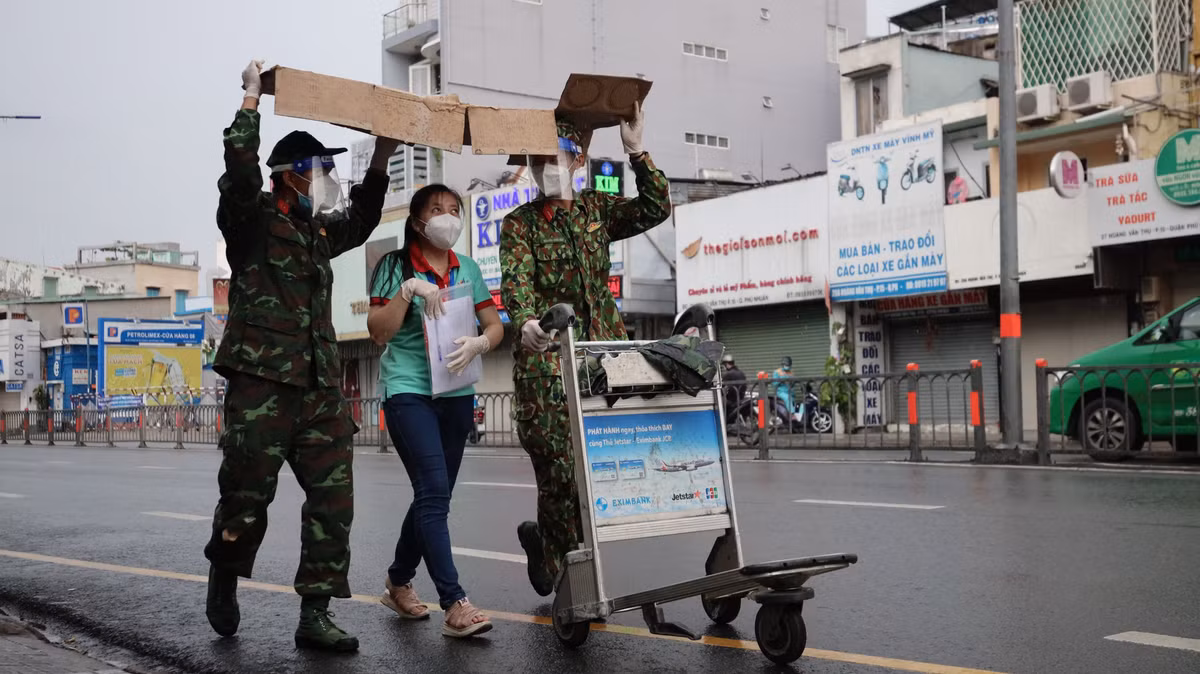 Trao hàng tới người dân xong cũng là lúc trời đổ mưa. “Chú bộ đội ơi”, “a chú bộ đội đã về đấy à”, “chú bộ đội giữ sức khoẻ nhé”, người dân hai bên đường phấn khởi khi lần đầu trong đời được bộ đội đi chợ hộ.