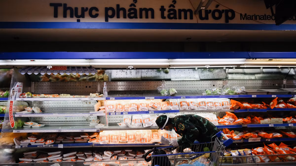 Siêu thị Co.opmart Nguyễn Kiệm (quận Phú Nhuận) khá rộng. Khi còn ở quê Đồng Tháp, tôi thường đi chợ chứ ít khi tới các trung tâm mua sắm.