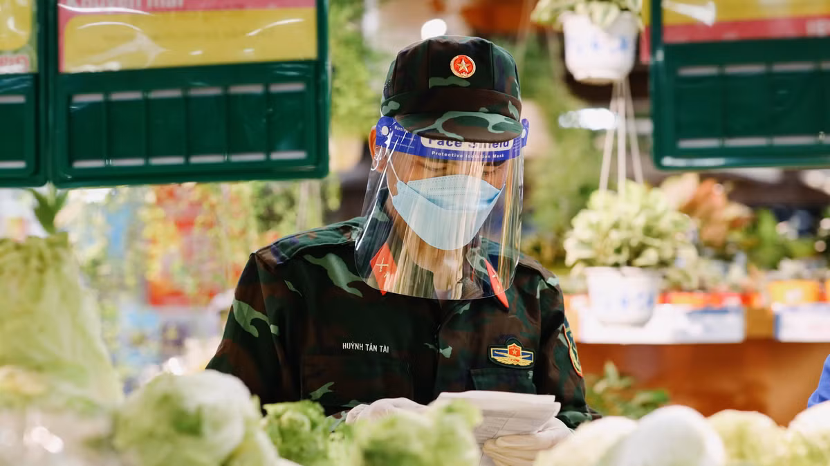 Đơn hàng đa dạng từ rau củ quả đến thịt, cá. Những loại củ quả để lâu như bí đỏ, bắp cải, khoai tây, cà chua được nhiều người lựa chọn. Tôi tỉ mỉ tìm những phần rau tươi xanh, bỏ phần úa.