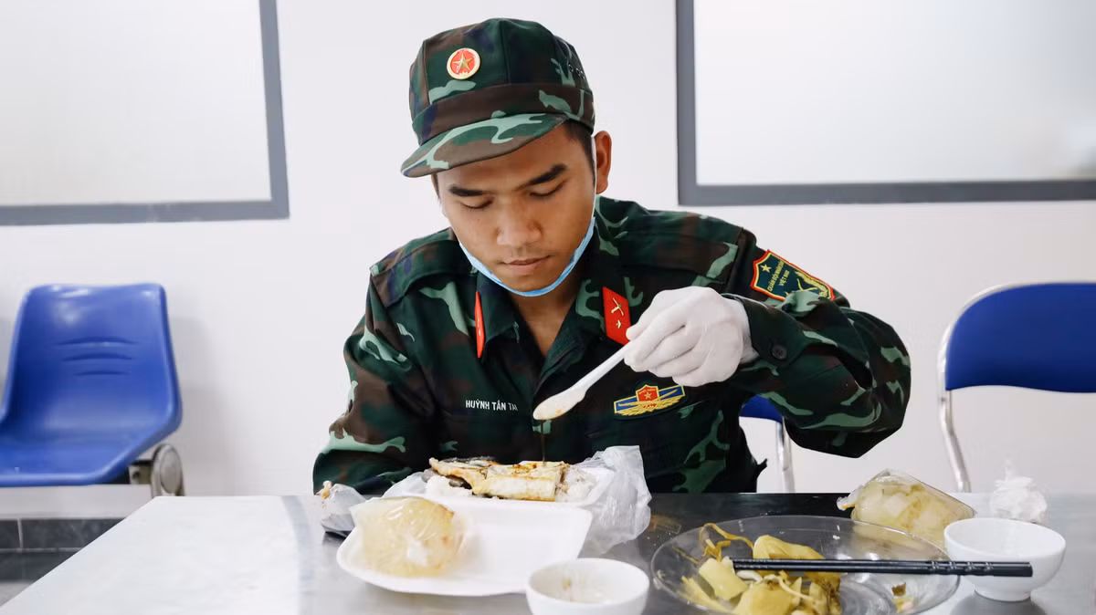 15h, chuyến hàng đi chợ hộ cho bà con được chở về phường, đó cũng là lúc tôi ăn trưa cùng mọi người.